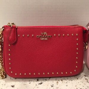 ❤️NEW!!!❤️ RARE! Red Coach Leather Wristlet.
❤️HOLD FOR @myahawadah❤️